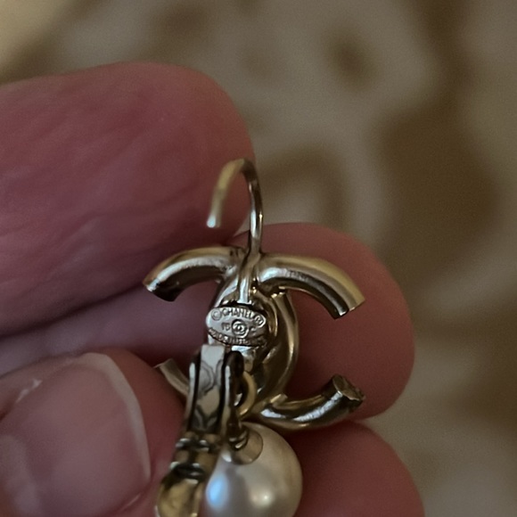 Vintage Chanel Leverback Pearl drop Earrings - Picture 3 of 5